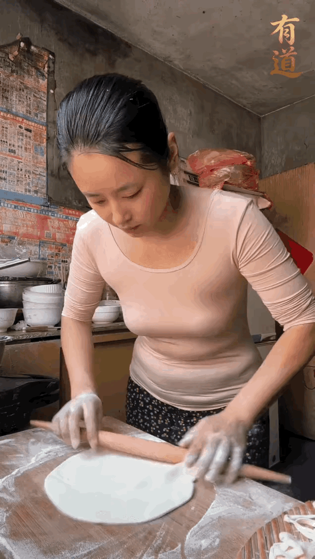 乡下女孩，擀面饼的样子最美。
