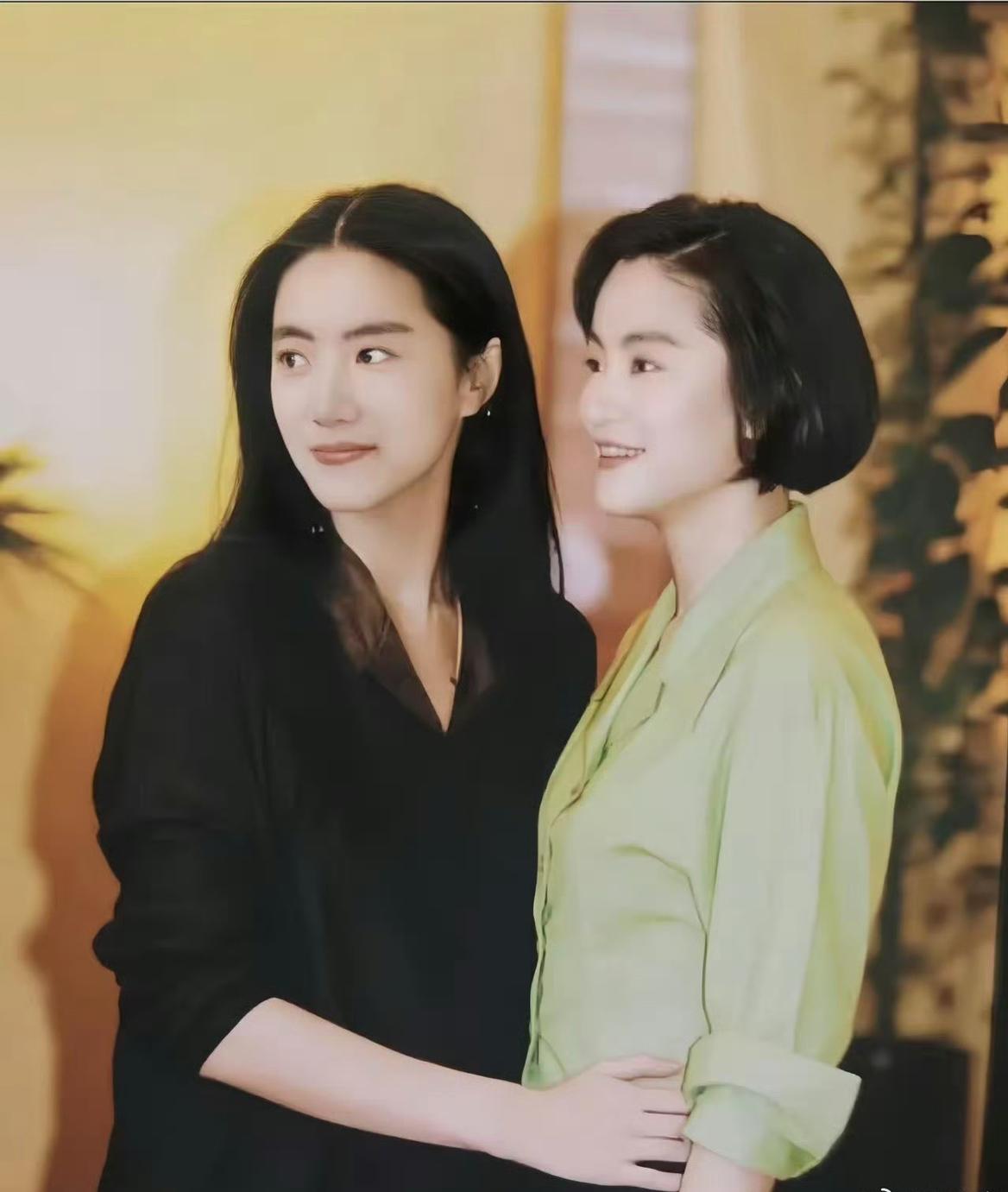 真正的“镜像人生”，在镜头转开的刹那。合影中，林青霞与替身侧脸如复刻——同样