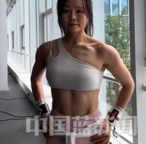 50岁大叔练出六块腹肌，身上没有一点中年小肚腩，身材吊打不少二十多岁年轻人！