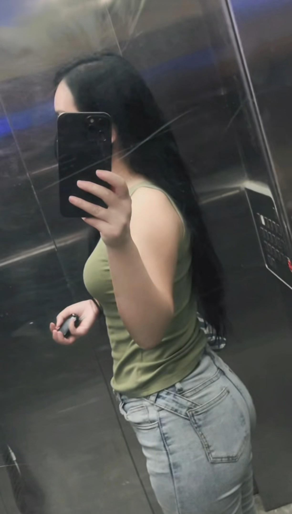 漂亮姐姐电梯里拍下自己完美的身材。