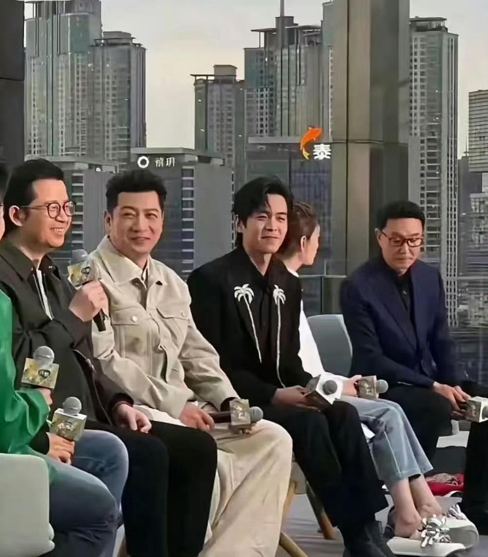 我是不理解，一个男星怎么会穿这种鞋子？