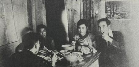 1944年9月3日，许烺光（右）及其妻子（右二）、李约瑟、费孝通（左）等在呈贡魁