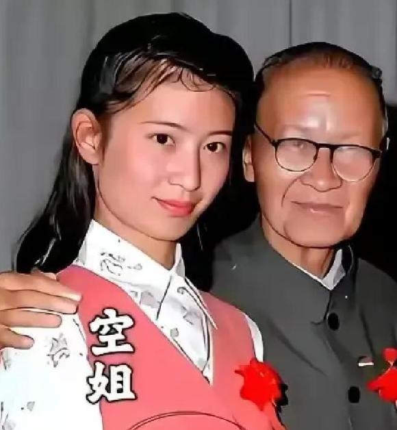 1982年10月4日，北京饭店西宴会厅，二十多桌喜宴在水晶吊灯下铺开。黄植诚穿着