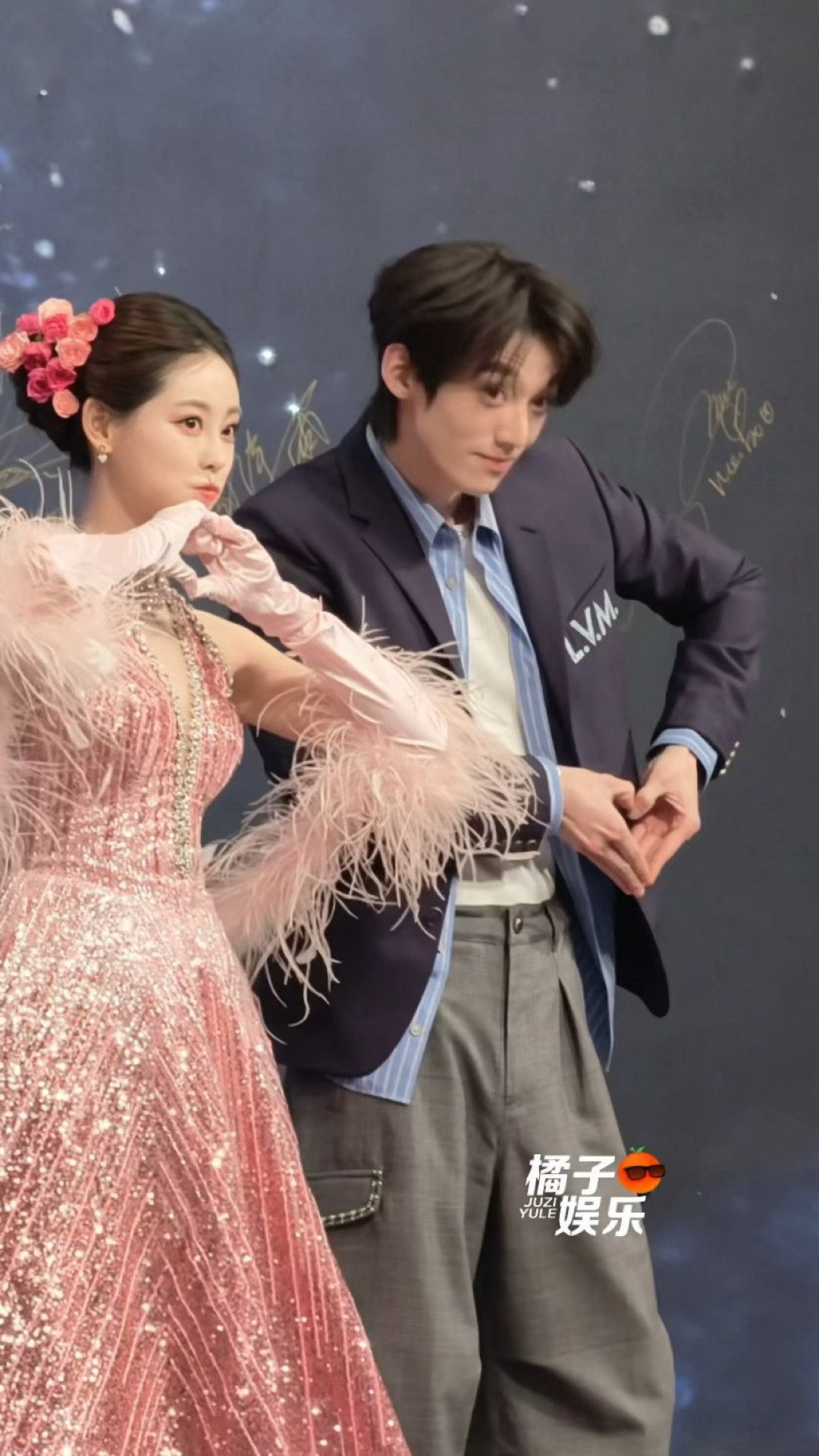 哈哈哈哈哈哈祝祝比心中，伟明看一眼立马开始学🫶🏻学着学着自己思考了一下开始独