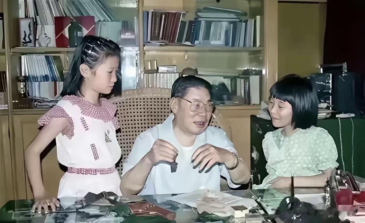 这张温馨旧照，定格了开国上将杨得志与两位小孙女相处的温情日常。书房内书香满溢，