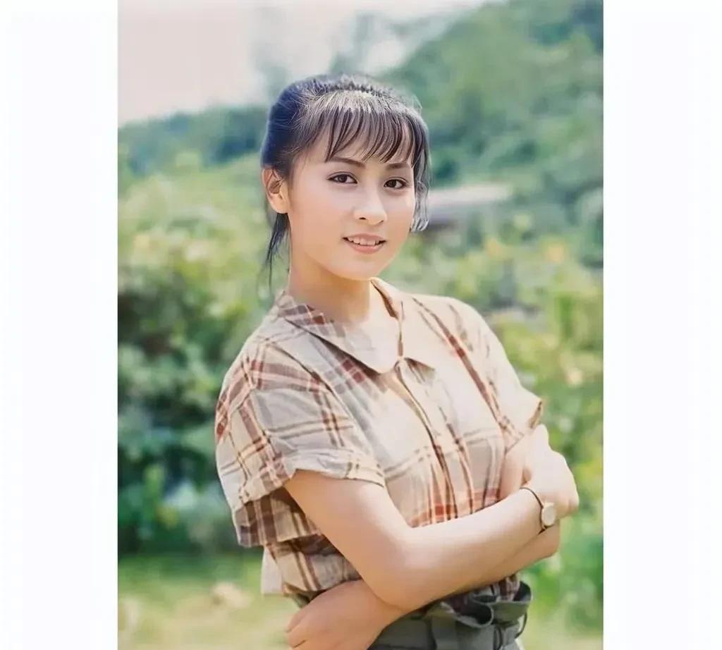 1984年，一代女神刘嘉玲在香港留下的美好瞬间，那时候的刘嘉玲19岁，貌美如花，