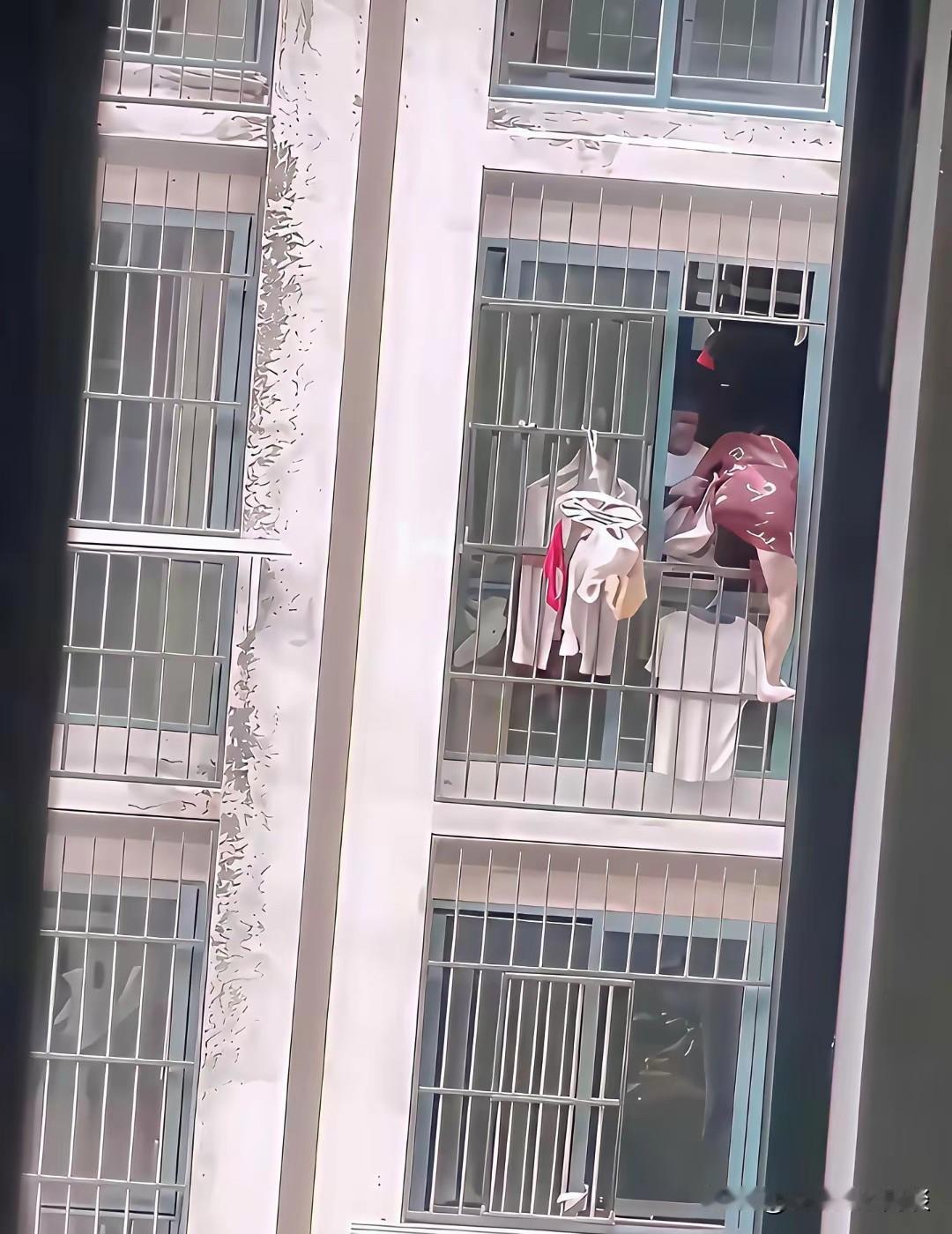 没搞懂为啥翻窗户，家里没有门吗？