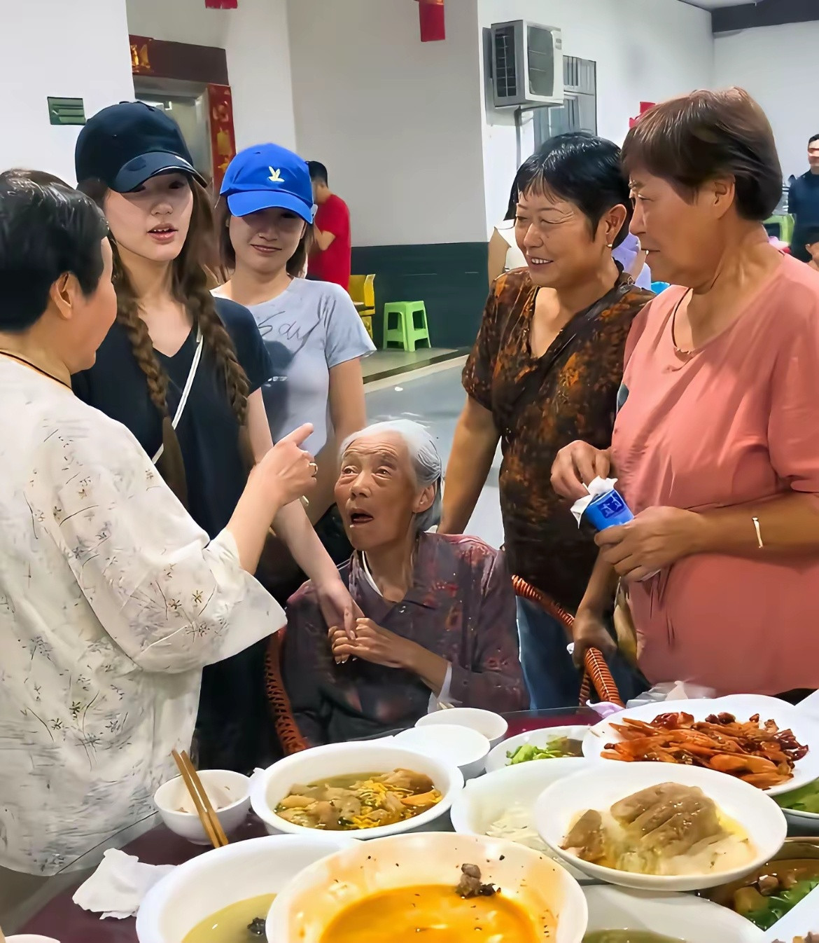 赵露思回乡为奶奶贺80大寿！砸重金办寿宴超孝顺，私下穿搭接地气