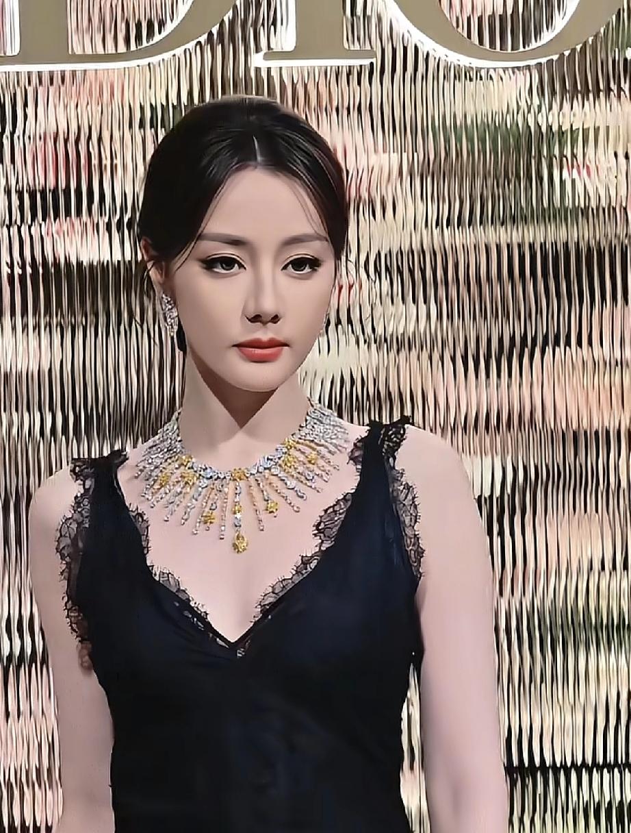 迪丽热巴露面了，戴3,000万的迪奥护身符项链，瘦到脱相让人心疼!3月20日