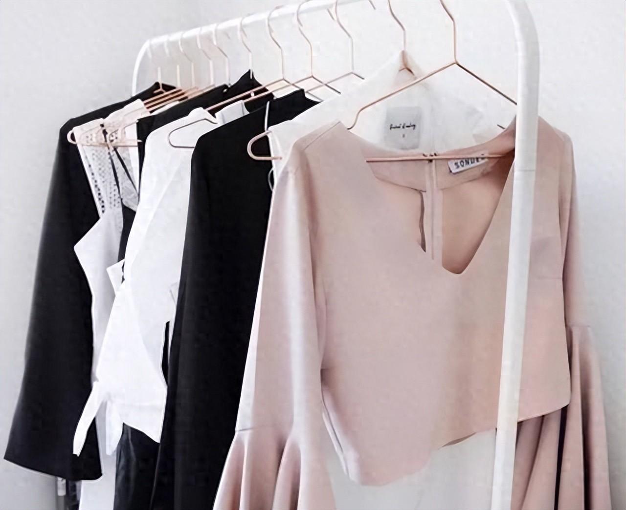 央视曝光：致癌物超标27倍，会改变DNA，提醒：这种衣服别再买了买衣服图个好