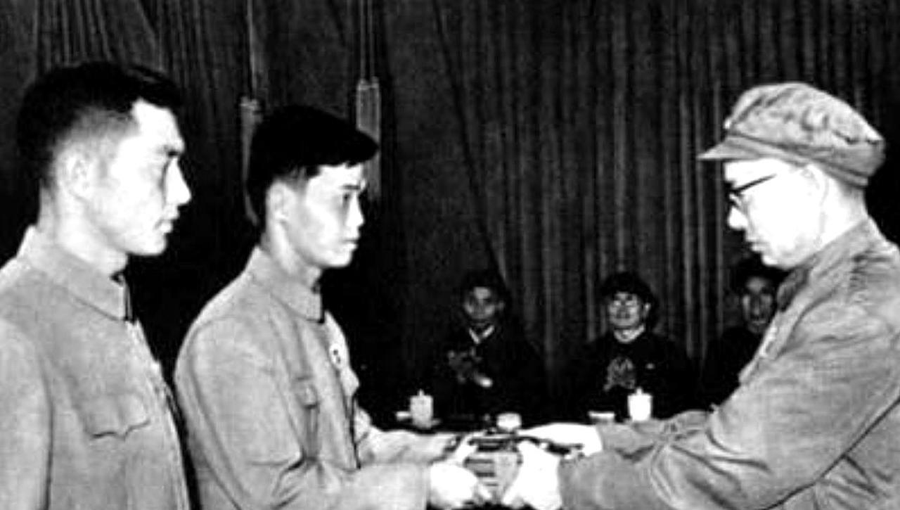 上世纪70年代的一天，成都军区政委刘兴元中将明察暗访，来到了某国营工厂。在厂区办