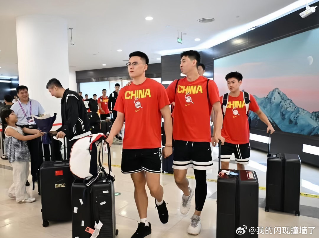 中国男篮今战喀麦隆男篮今晚7点半，胡金秋焦泊乔硬扛乔姆切，内线肉搏定胜负。喀麦隆