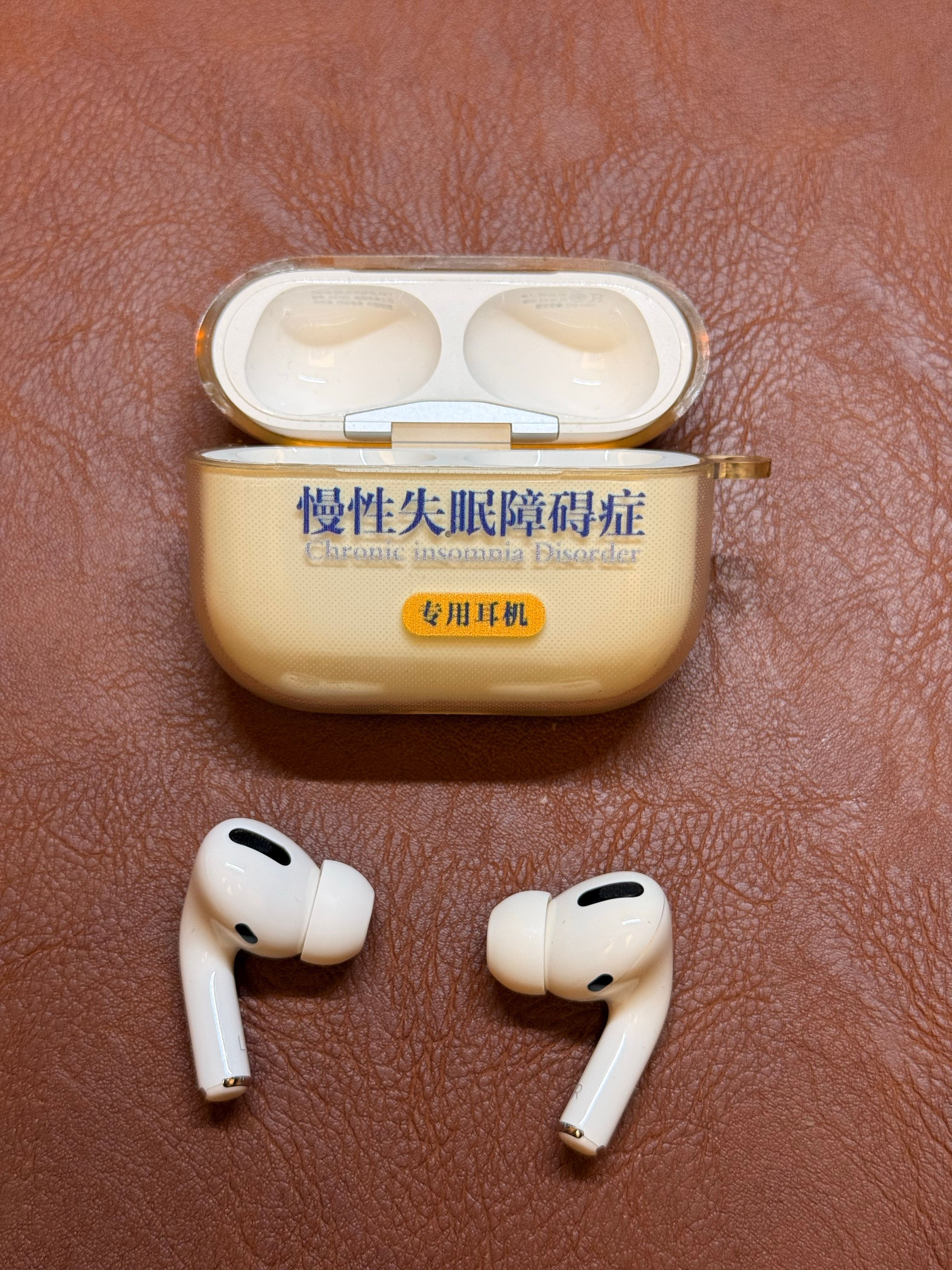 我这个是第一代的AirpodsPro20年买的用到现在6年多了两年前左耳那只坏