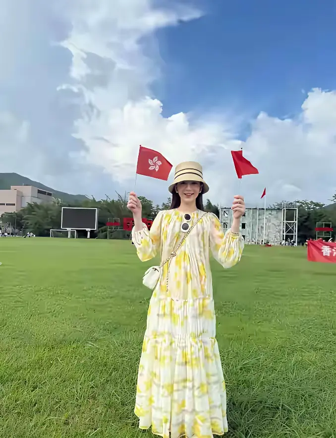 方媛陪女儿参加活动，穿孕妇裙藏三胎孕肚，举国旗超提好感度
