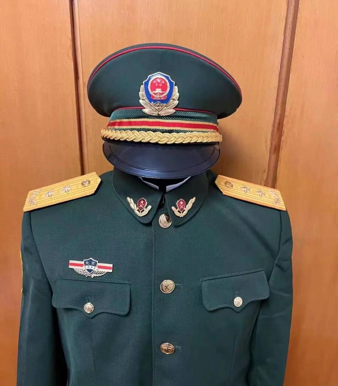 武警99式（87式改进版）中将冬常服为立翻领中山装样式，整体设计简洁大方，体现了