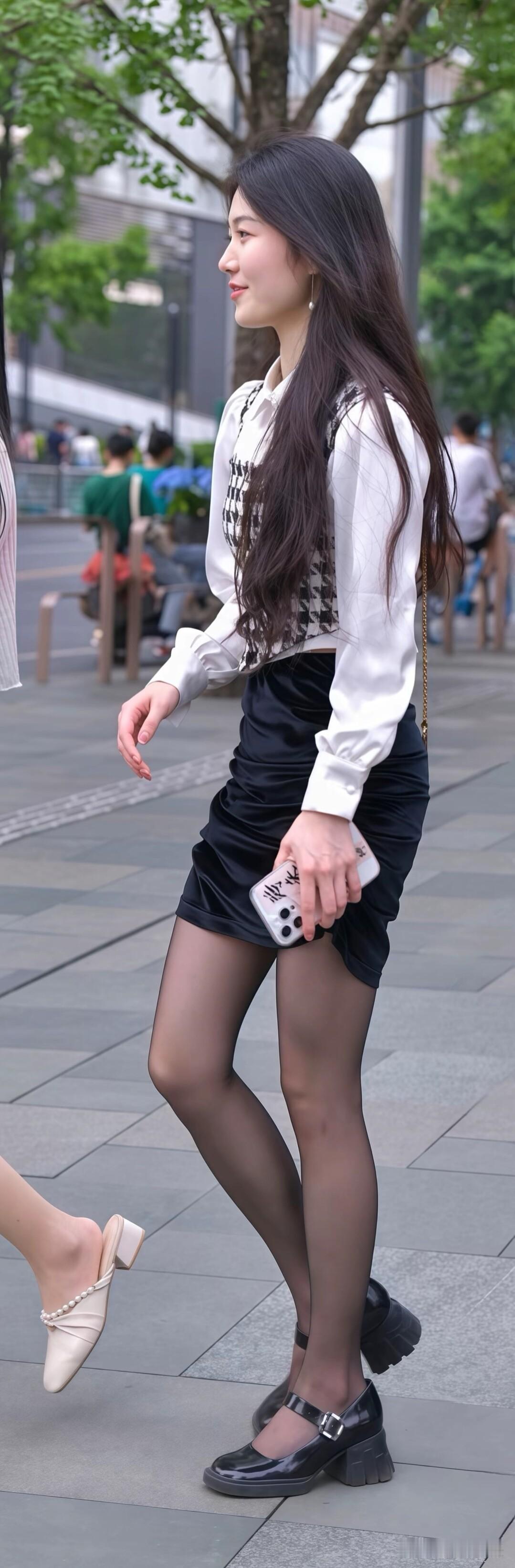 普通女生轻松拿捏的氛围感穿搭公式，白衬衣+格纹马甲+黑短裙，基础单品组合，低调耐