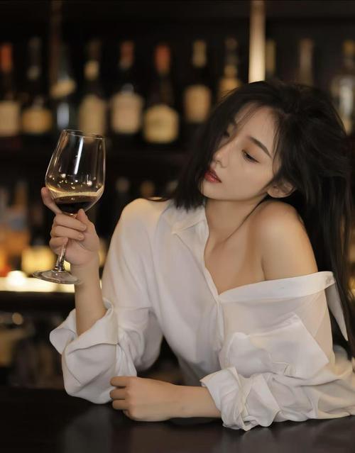 大龄剩女，并不确性伴侣我和张姐相约喝酒，喝着喝着他哭了。张姐今年37岁了，仍