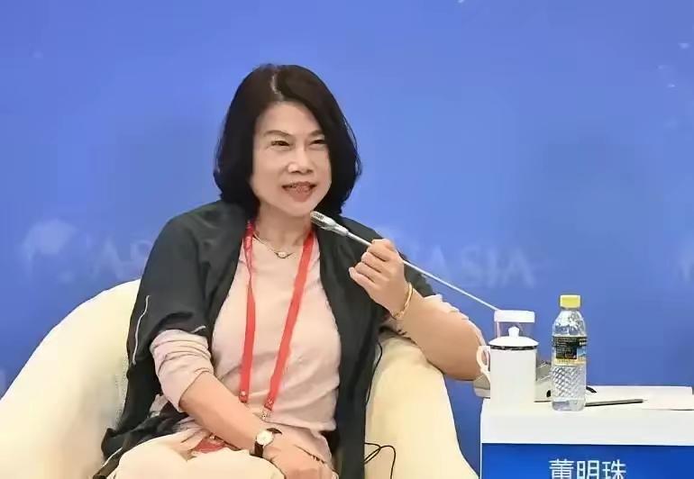 当年，格力003号老员工王卫国递交辞职报告，董明珠当场拍板给他承诺：再安心干满五