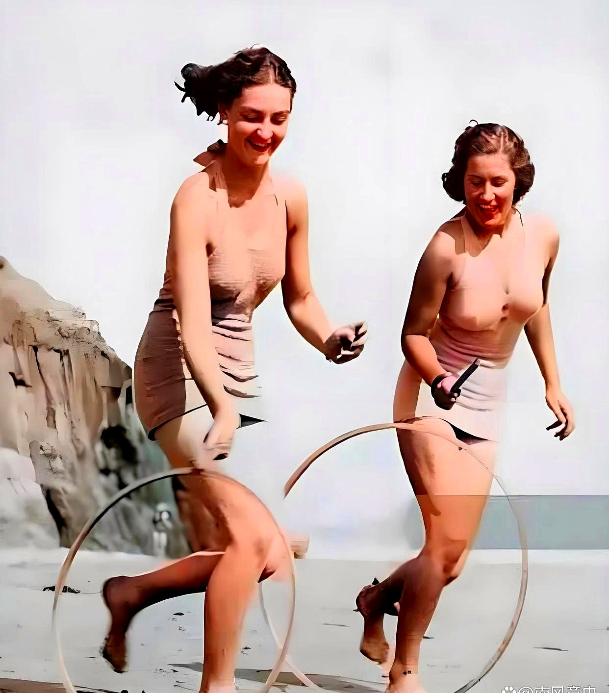 1930年代的英国，沙滩上的性感美女玩着滚铁环，这画面确实挺带感。对比七十年代的