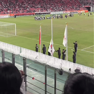 我怀疑日本就是故意的！在亚运会男足的颁奖仪式上，韩国队领取金牌后准备进入奏国歌升