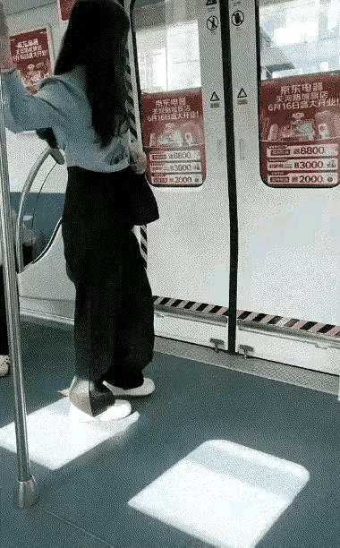 地铁到站，一件东西从一名下车的女子身上掉落。旁边的一个小伙子看的清清楚楚，急忙弯
