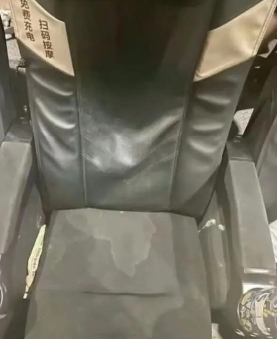 电影结束后，一开灯旁边的座椅