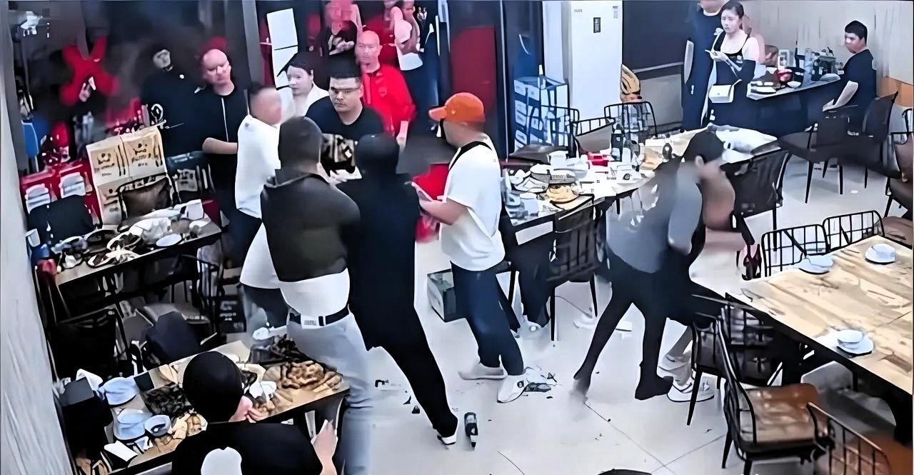 男子在烧烤店里跟人起了冲突，对方要打他，男子说：都是同一条道上的，没必要动手吧？