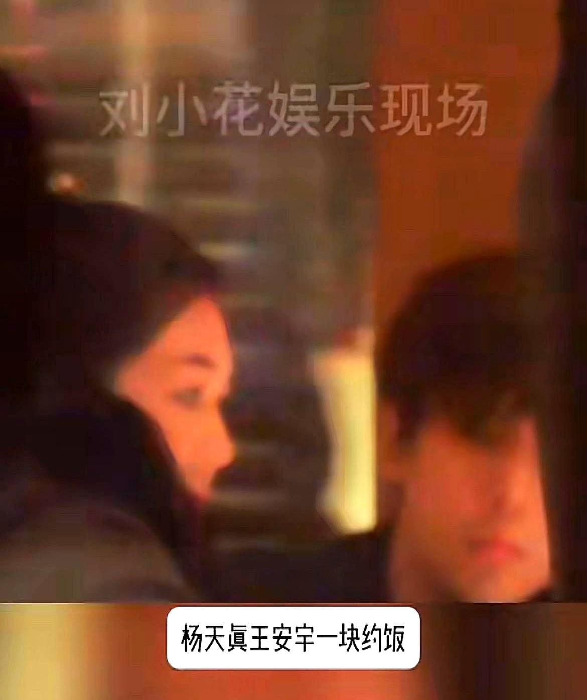 旧饭重炒。2023年9月的一段饭桌视频，在2026年1月突然杀回热搜。