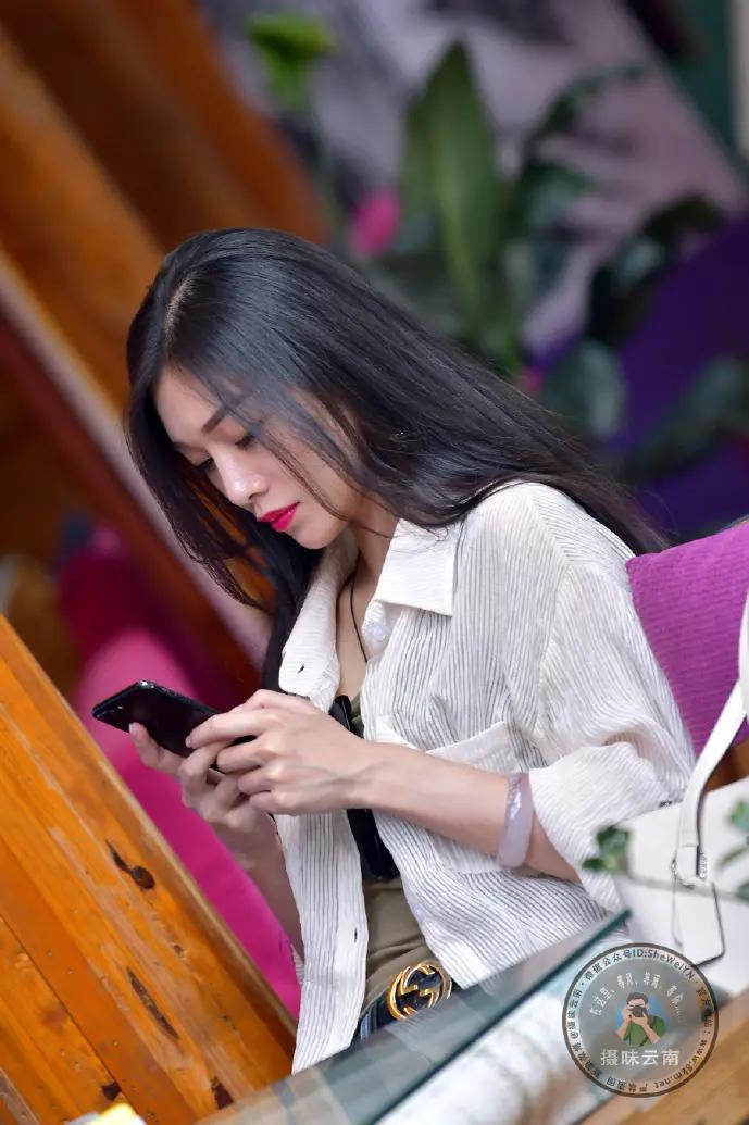 微信联系人分组昨天晚上，一位美女趁老公洗澡，打开了他的手机微信。不看不知道，一