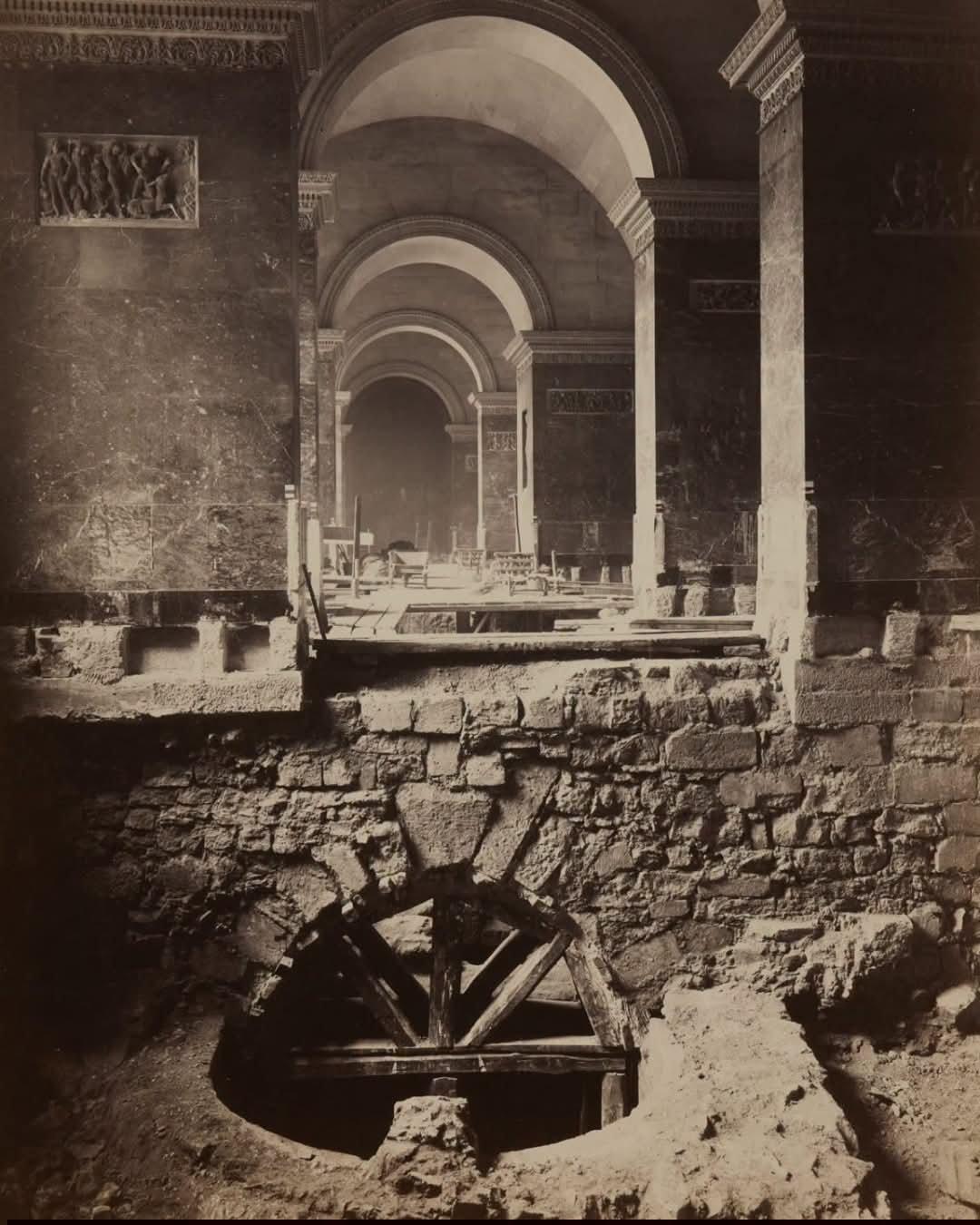 这张由路易-埃米尔·杜兰德尔拍摄于1882-1883年的历史照片，展现了巴黎卢浮