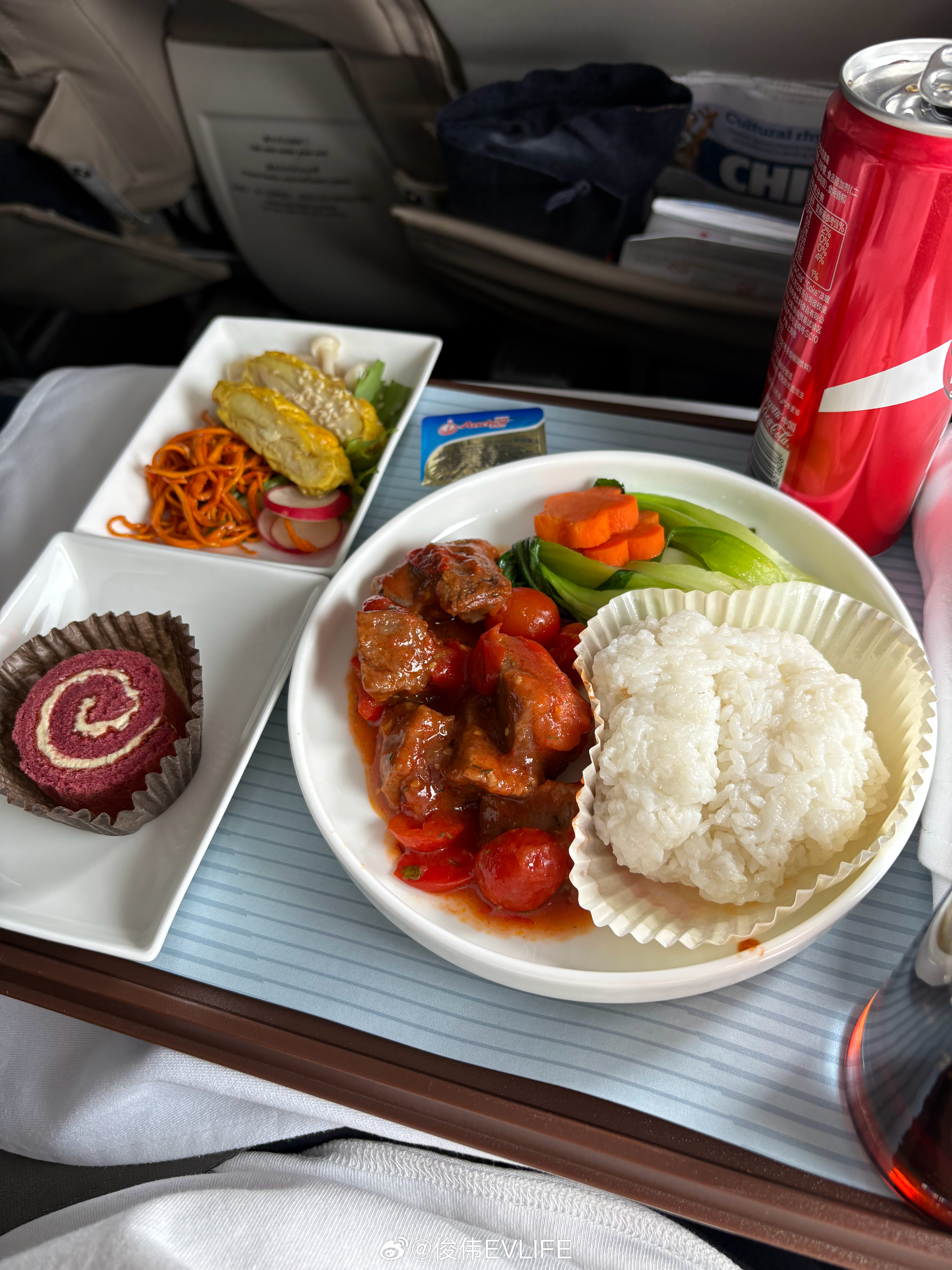 混动版GL8不能买，第三排座椅太高，我183坐在后面头都顶着车顶了...靠背这