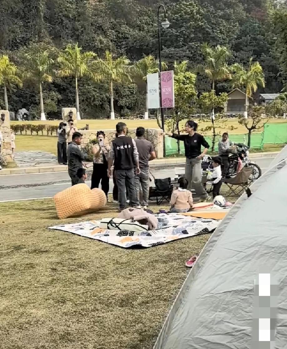 1月17日，广东广州。几名宝妈携孩子在金坑绿谷草坪露营，欲用烧烤炉烤串，被管理员