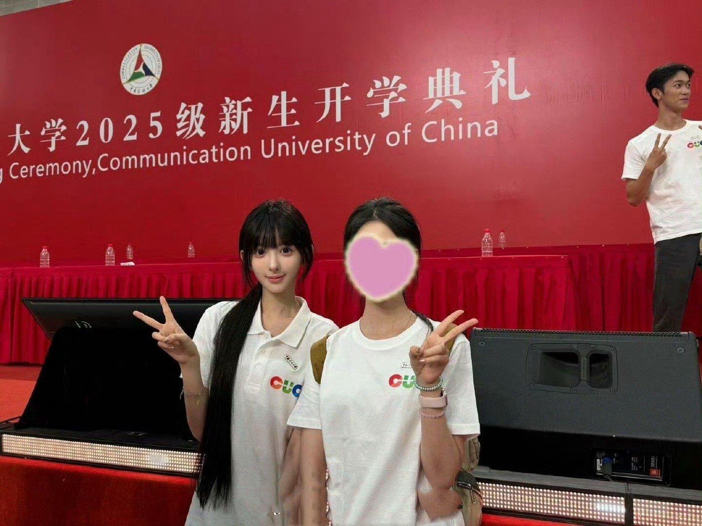 被擦妆5次的艺考女生，亮相中传开学典礼。