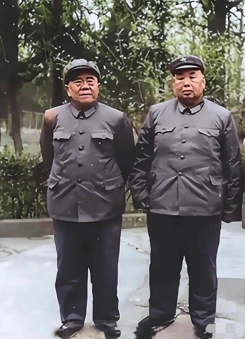 能认出左边这位，绝对是军迷，我只认识右边这位，一般出名的上将认识，中将大部分不认