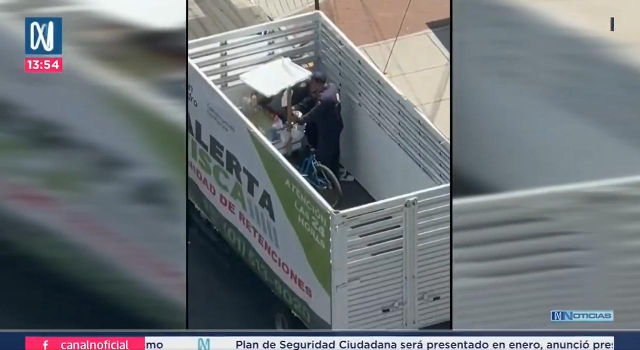 秘鲁2025年12月29日的电视新闻片段，视频显示圣伊西德罗区的检查员将一名街头