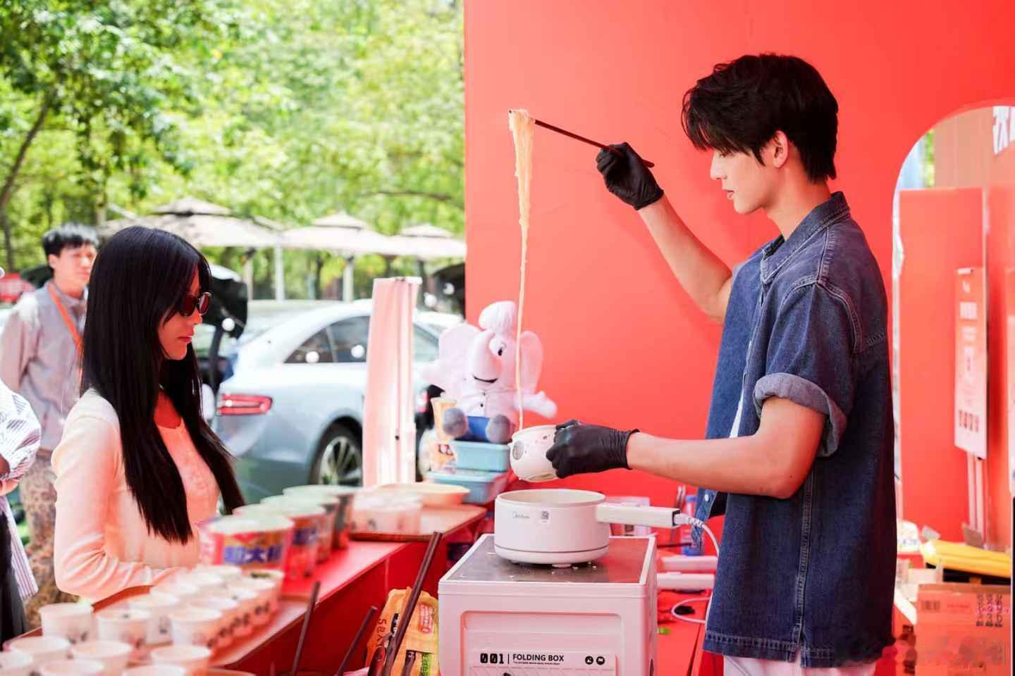 谁懂郑大学生的快乐！带个抽象碗，就能享受帅气学长煮面服务，这福利我狠狠羡慕了。现