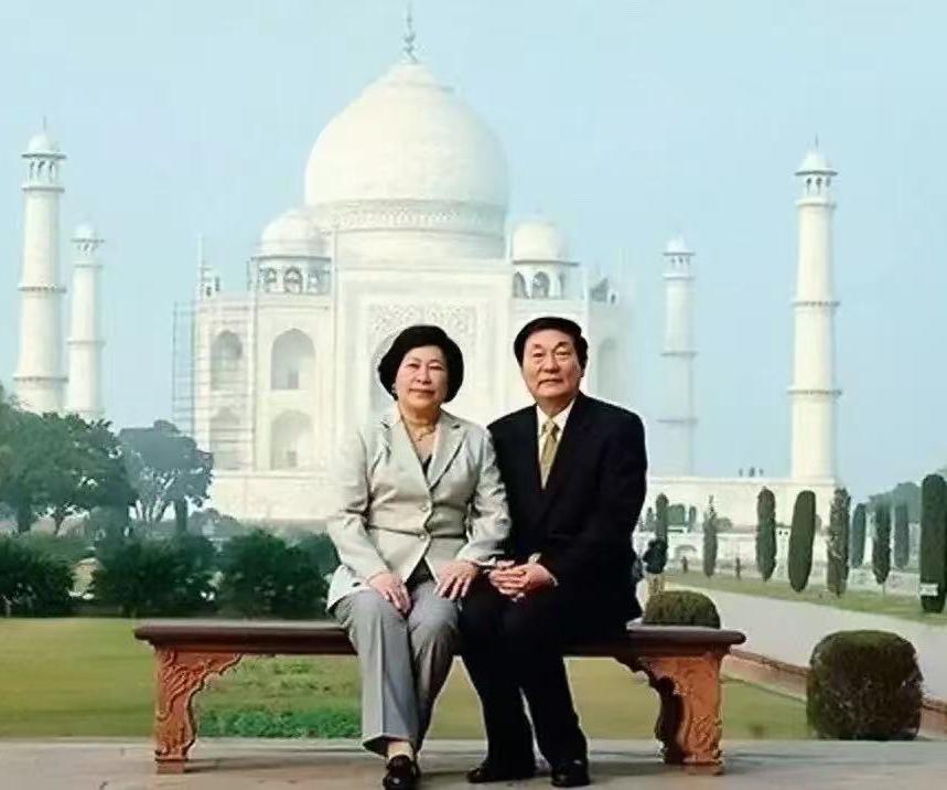 这是朱公和夫人劳安，2002年1月13日在印度泰姬陵前的留影，那时候的两人都过了