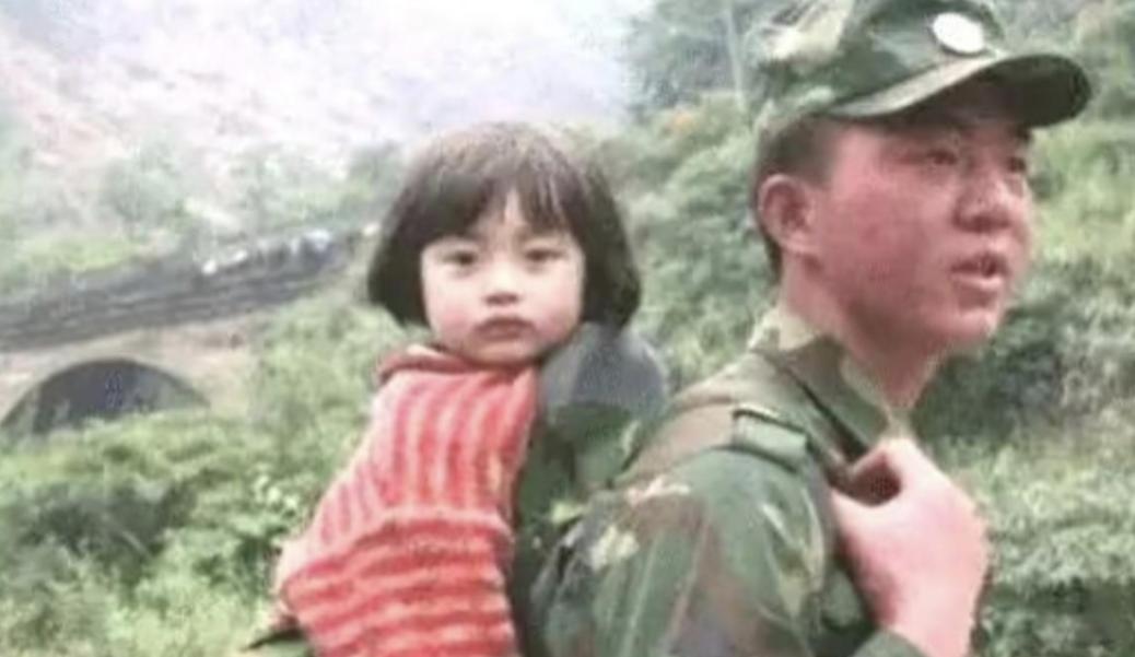 跨越生死的缘分！22岁侦察兵从废墟救下10岁女童，17年后恩人变爱人，历经多年岁