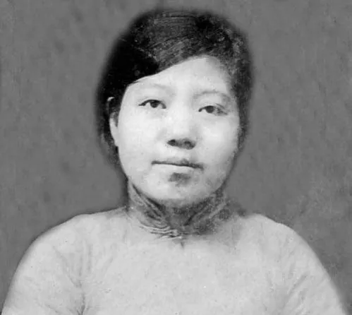 1948年，因为叛徒出卖，一名地下党女情报员被国民党特务抓捕，特务逼她承认自己的