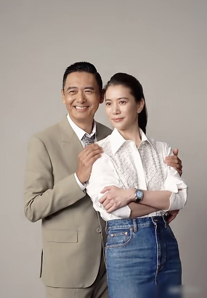 袁咏仪跟周润发拍大片，全程跷着二郎腿唠嗑，跟回自己家一样。旁边工作人员都绷着，她倒好，笑得前仰后合。