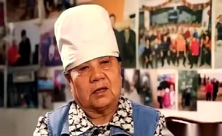 1983年，下岗女工韩雅琴在自己的早点摊前，端出了四碗白米饭。她当时绝对想不到，