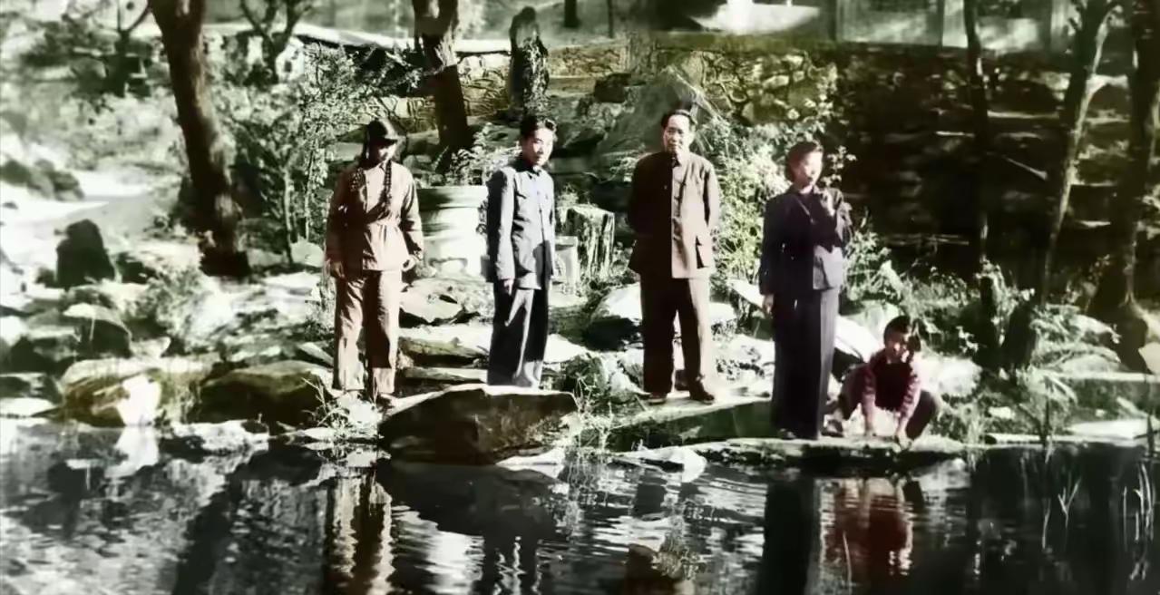 这是拍摄于1949年的一张罕见家庭照，地点北平香山，毛主席占据C位，背手而立，从