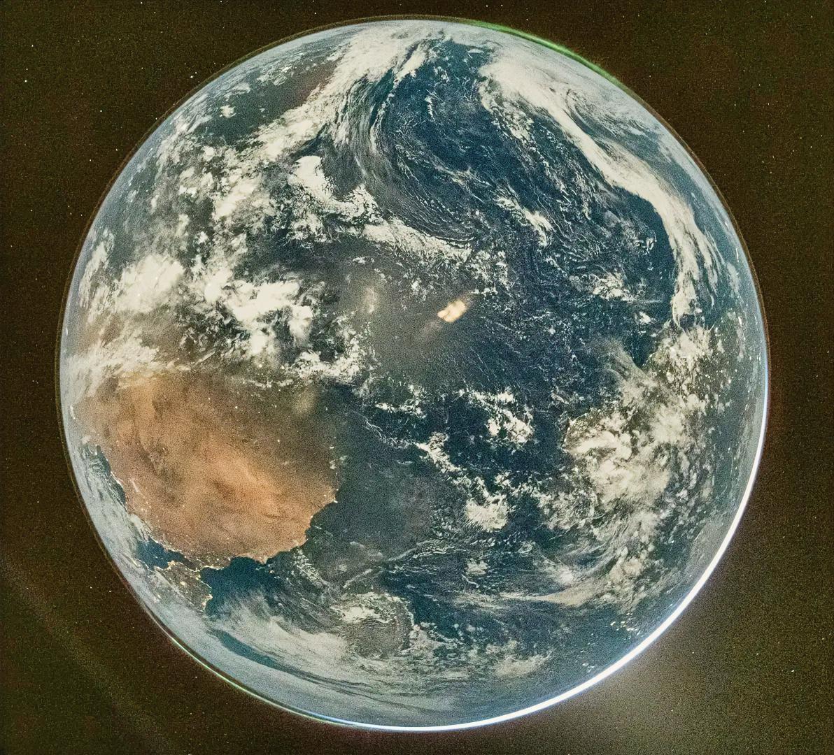 这是美国阿尔忒弥斯2号在太空中拍摄的地球，大家能看出来这是哪块儿大陆吗？最开始