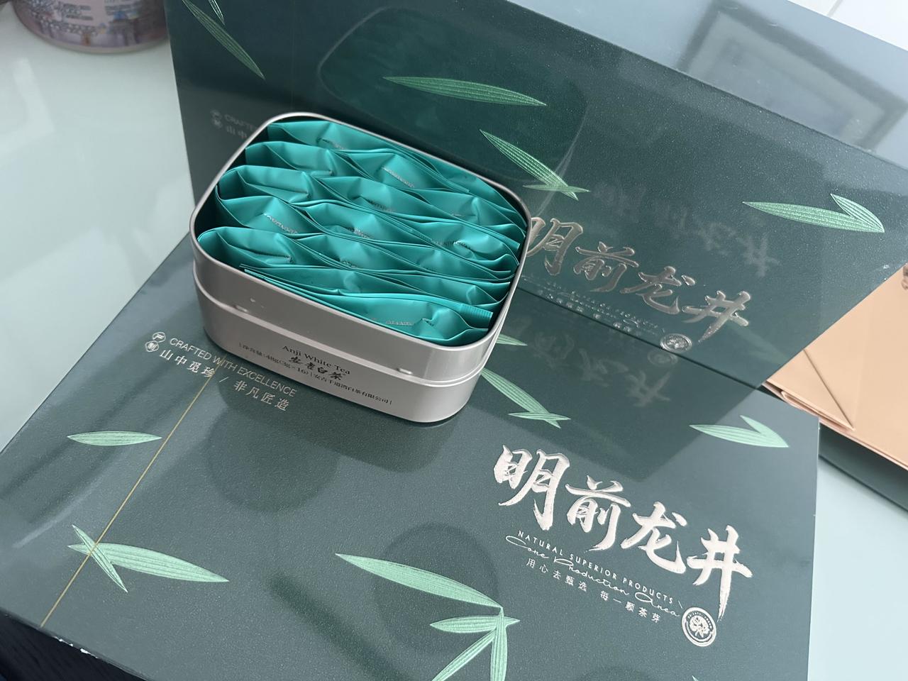 杭州明前龙井杭州人讲究喝明前龙井。明前龙井指：杭州茶区在清明节气前采摘并制作的