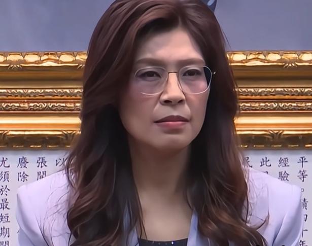 郑丽文今天上午在出发前，她提前在国民党中央党部召开了记者会，现场一共有十多名“民