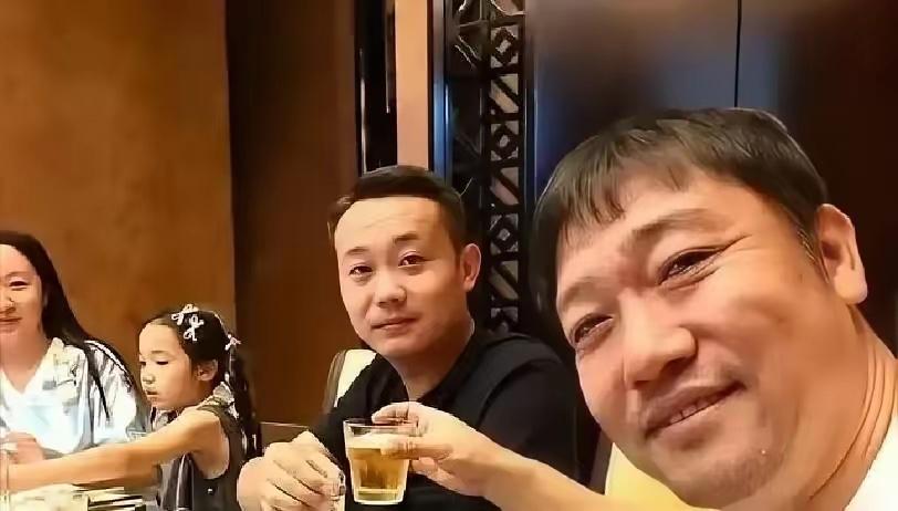 贾冰花三千多买茅台招待老战友，自己只抽18块的烟，席间不停敬酒感念旧情，卸下演员