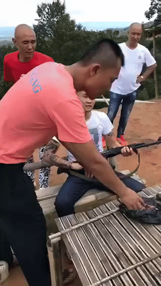 其实有很多中国男人都特别喜欢玩枪，和射击运动。但是由于咱们中国是严格禁枪的！