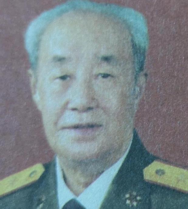 1961年，原沈阳军区司令邓华上将前往川西高原视察，路遇驻军第130师。师长董占