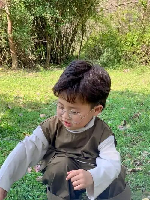 老一辈养五六个娃照样过，现在养一个就焦头烂额，到底是娃难带还是我们想太多？