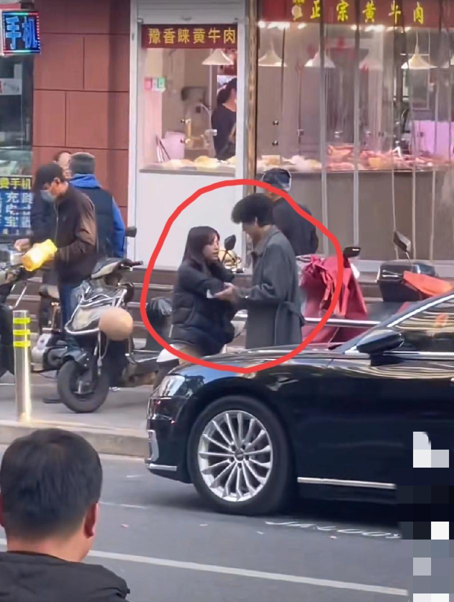 11月23日，上海。女子谎称跟朋友吃饭，实则是在酒店开房。男友抓到后，疑是又发现